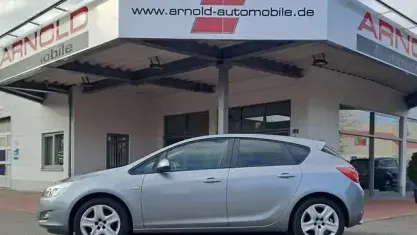Używany Opel Astra Edition 120 KM (88 kW) 2012 Szary Sedan/Limuzyna