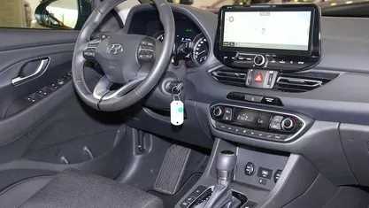 Dark knight / mic Gebraucht 2024 Hyundai i30 Trend Kombi | 20.970 € (Guter Preis)