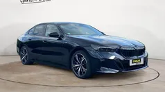 Carbonschwarz metallic Gebraucht 2024 BMW 550e M Sport Limousine | 75.770 € (Superpreis)