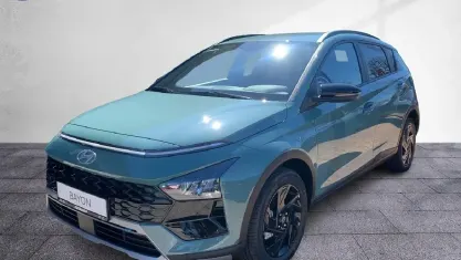 Neu Hyundai Bayon Blackline 90 PS (66 kW) 2025 Grün SUV