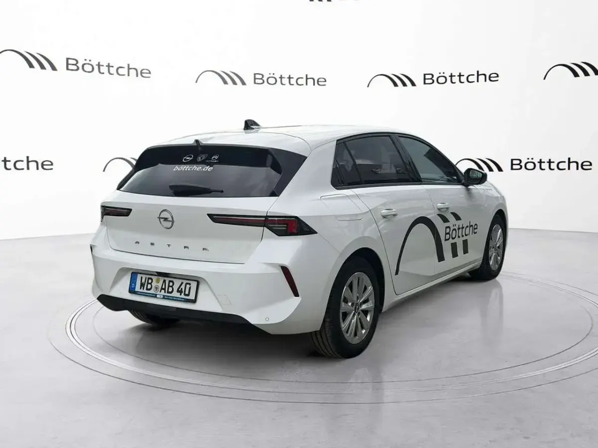 Gebraucht Opel Astra Edition 131 PS (96 kW) 2021 Jade weiss/arktis weiss Limousine