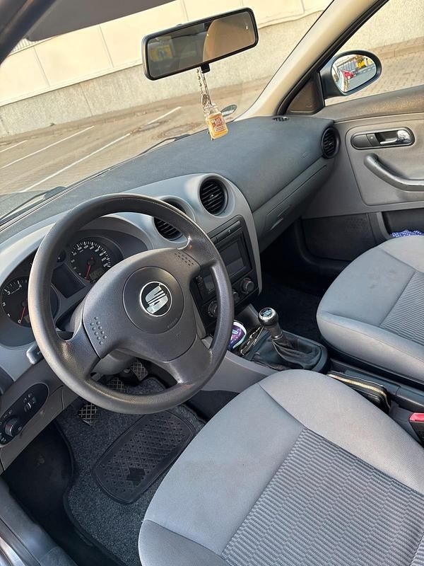 Grau Gebraucht 2004 Seat Ibiza Kleinwagen | 1.500 € (Fairer Preis) - Bild 1/4