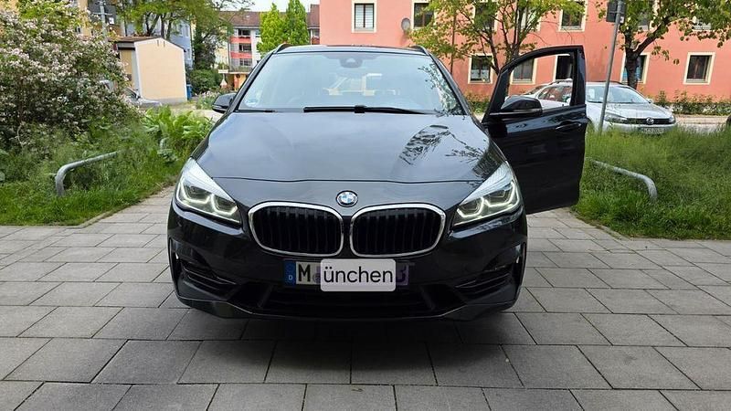 Schwarz Gebraucht 2021 BMW 220 Active Tourer Sport Line Van / Kleinbus | 22.900 € (Etwas zu teuer) - Bild 1/4
