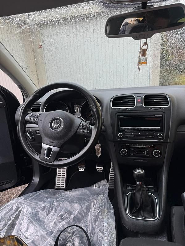 Gebraucht VW Golf VI 105 PS (77 kW) 2011 Schwarz Kleinwagen