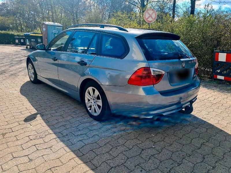 Gebraucht BMW 320 163 PS (119 kW) 2007 Blau Kombi
