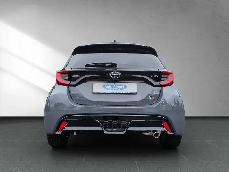 Neu Toyota Yaris Sport 131 PS (96 kW) 2026 Grau Kleinwagen