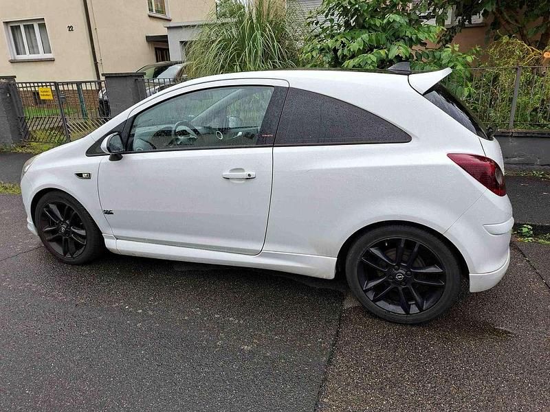 Weiß Gebraucht 2009 Opel Corsa Edition Limousine | 2.050 € (Fairer Preis) - Bild 1/4