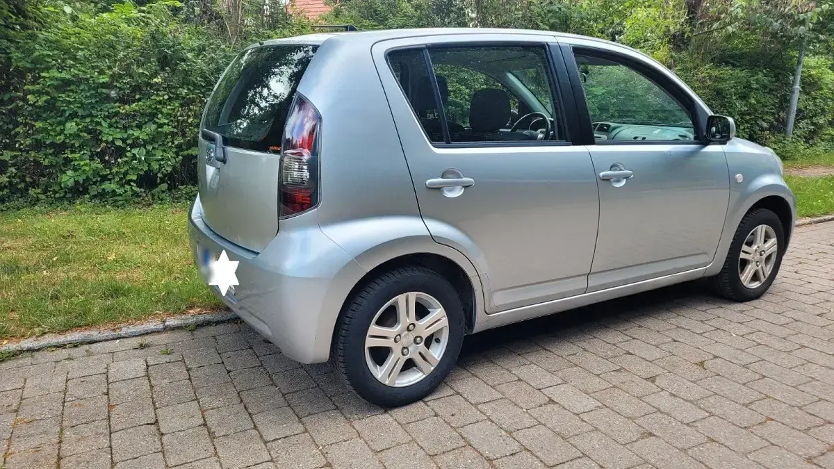 Gebraucht Daihatsu Sirion 91 PS (66 kW) 2009 Silber Kleinwagen