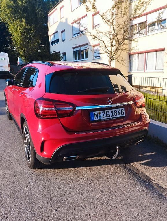 Gebraucht Mercedes GLA220 170 PS (125 kW) 2019 Rot SUV