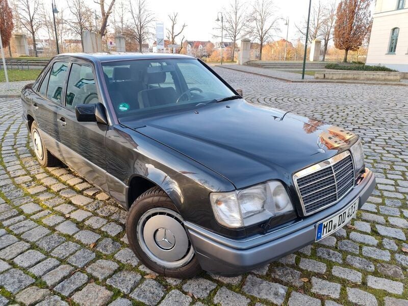 Gebraucht Mercedes E220 150 PS (110 kW) 1994 Schwarz Limousine
