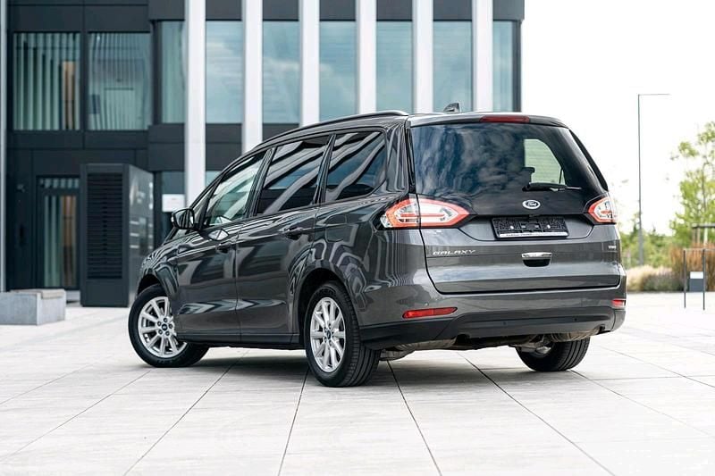 Grau Gebraucht 2023 Ford Galaxy Van / Kleinbus | 29.300 € (Superpreis) - Bild 1/4