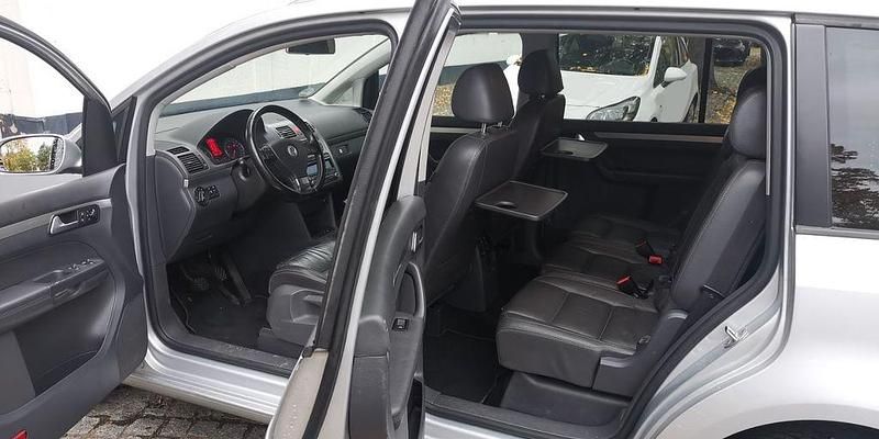 Silber Gebraucht 2010 VW Touran Van / Kleinbus | 4.499 € (Superpreis) - Bild 1/4