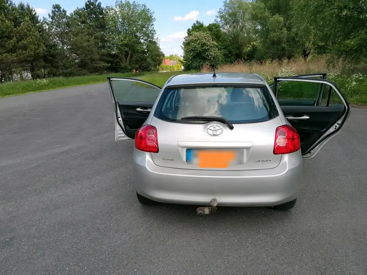 Gebraucht Toyota Auris 97 PS (71 kW) 2009 Silber Kleinwagen