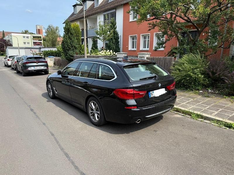 Schwarz Gebraucht 2019 BMW 520 Sport Line Kombi | 18.900 € (Guter Preis) - Bild 1/4