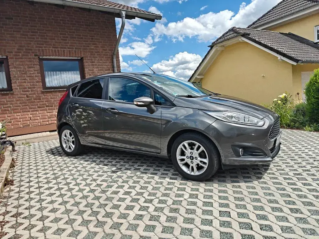Gebraucht Ford Fiesta SYNC Edition 81 PS (59 kW) 2016 Grau Kleinwagen