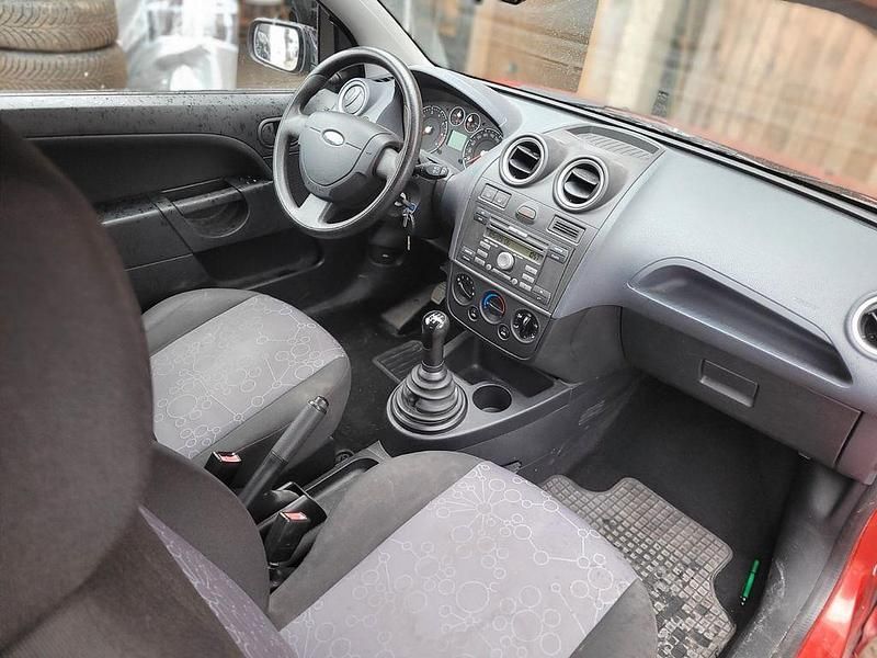 Gebraucht Ford Fiesta Ambiente 69 PS (50 kW) 2006 Rot Kleinwagen