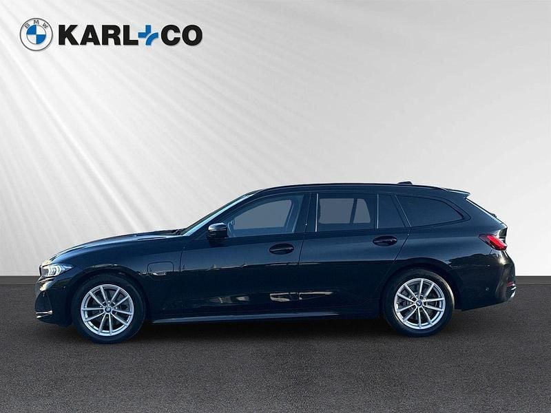 Schwarz Gebraucht 2022 BMW 330e Sport Line Kombi | 28.950 € (Fairer Preis) - Bild 1/4