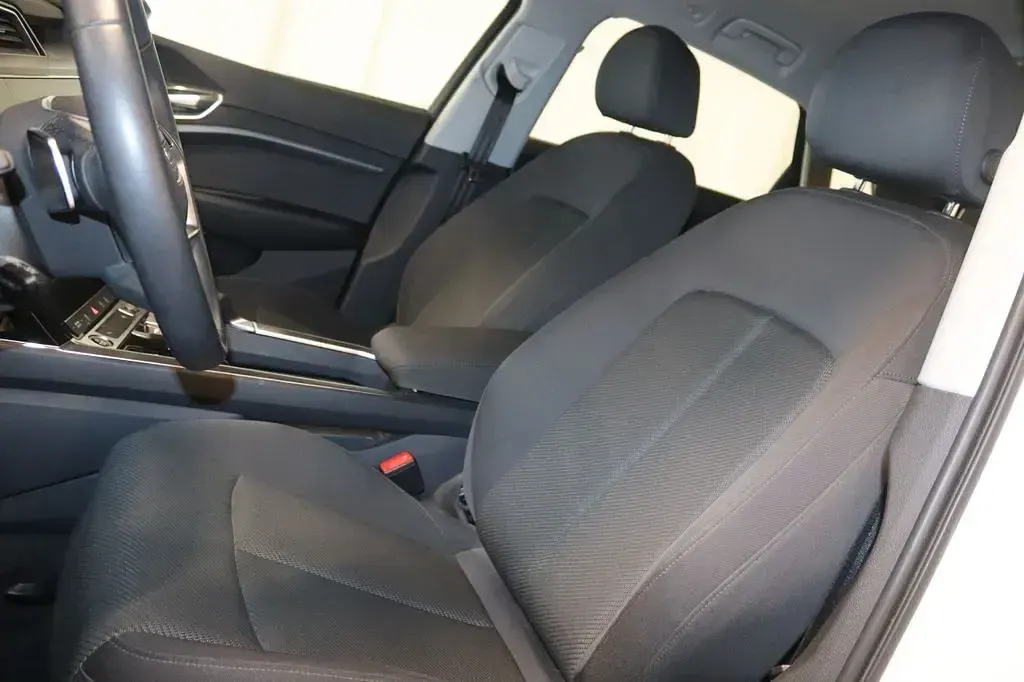 Gebraucht Audi e-tron Sport 300 kW (408 PS) 2023 Gletscherweiã metallic SUV