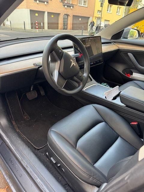 Grau Gebraucht 2021 Tesla Model 3 Standard Range Plus Limousine | 26.500 € (Fairer Preis) - Bild 1/3