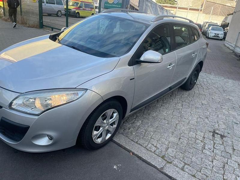 Grau Gebraucht 2012 Renault Mégane III Expression Limousine | 2.450 € (Superpreis) - Bild 1/4