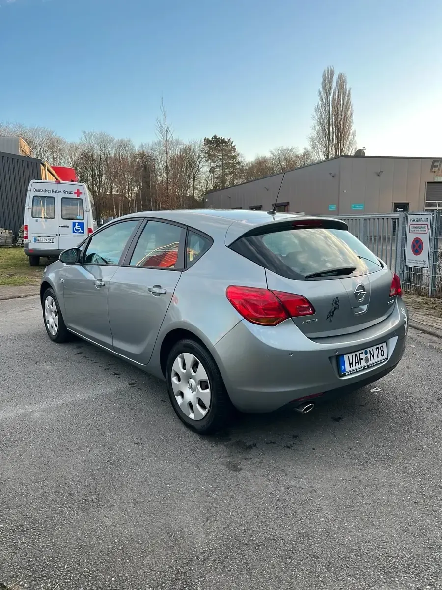 Gebraucht Opel Astra 140 PS (102 kW) 2012 Grau Limousine