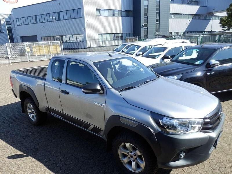 Silber Gebraucht 2017 Toyota HiLux Abholung | 23.750 € (Guter Preis) - Bild 1/4