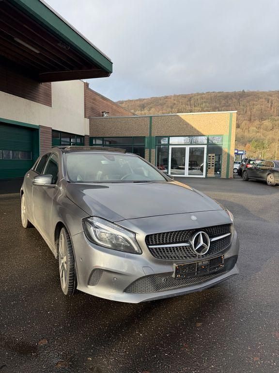 Grau Gebraucht 2017 Mercedes A180 Limousine | 10.970 € (Guter Preis) - Bild 1/4