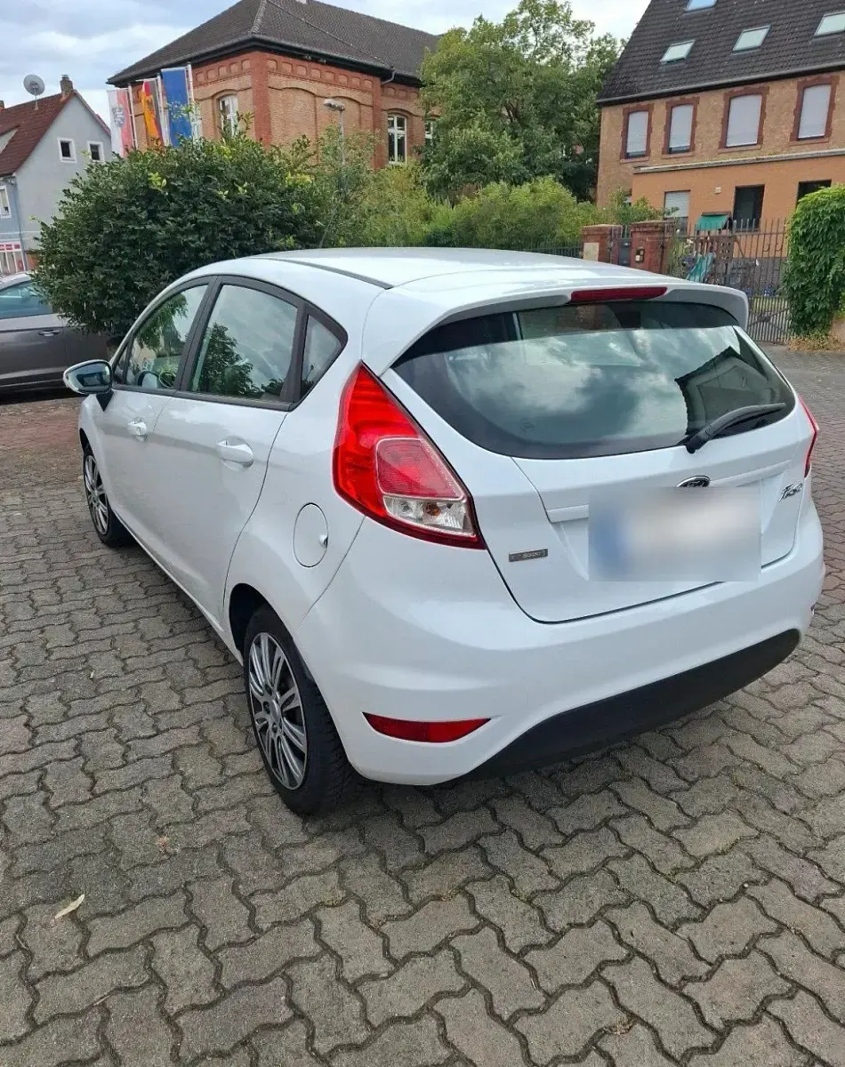 Gebraucht Ford Fiesta Celebration 105 PS (77 kW) 2014 Weiß Kleinwagen