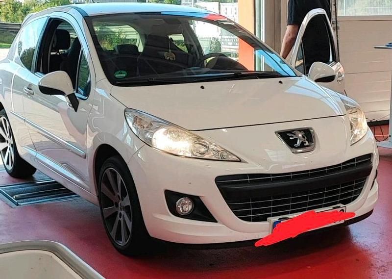 Weiß Gebraucht 2011 Peugeot 207 Coupé | 5.500 € - Bild 1/2