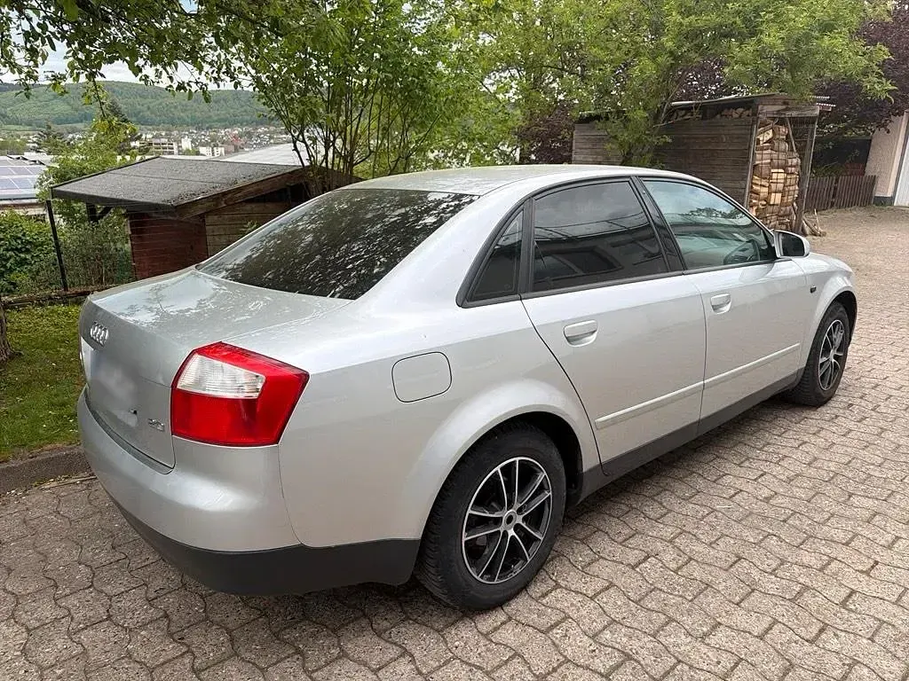 Second-hand Audi A4 131 CP (96 kW) 2001 Argintiu Berlinǎ