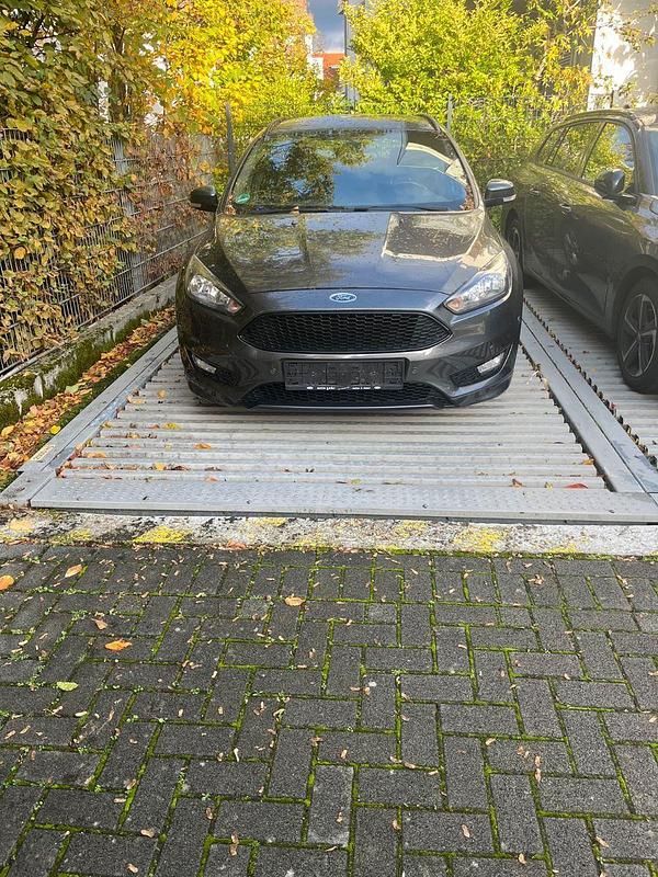 Grau Gebraucht 2017 Ford Focus ST-Line Kombi | 8.400 € (Guter Preis) - Bild 1/4