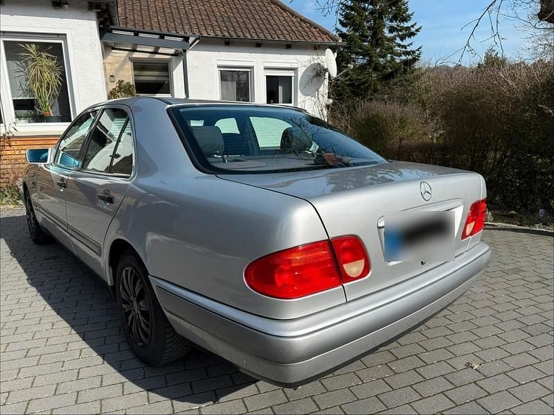 Gebraucht Mercedes E240 170 PS (125 kW) 1998 Silber Limousine