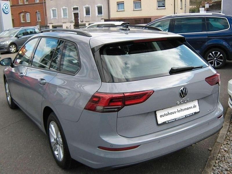 Gebraucht VW Golf VIII Life 110 PS (80 kW) 2022 Mondsteingrau Kombi