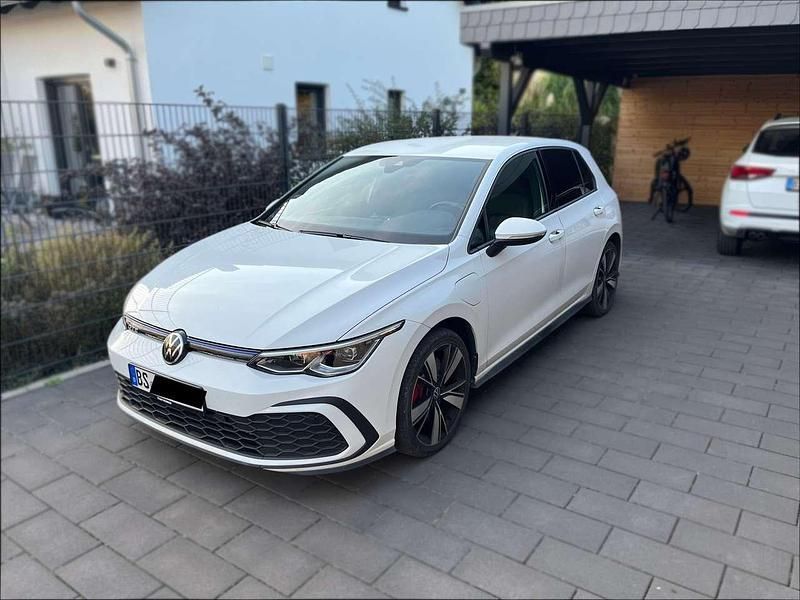 Weiß Gebraucht 2021 VW Golf VIII GTE Limousine | 24.550 € (Fairer Preis) - Bild 1/4