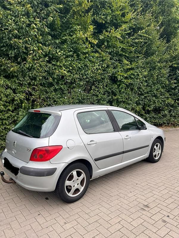 Grau Gebraucht 2003 Peugeot 307 Limousine | 550 € (Guter Preis) - Bild 1/4