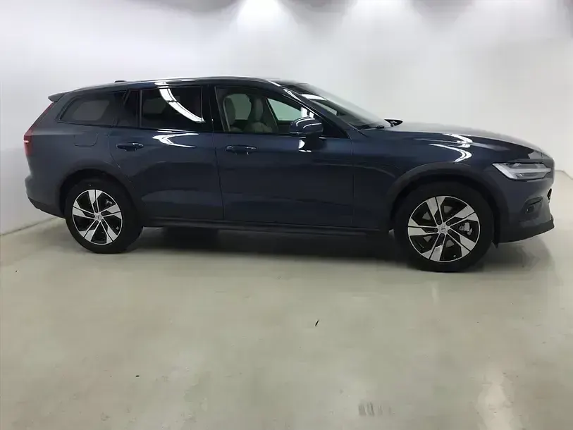 Gebraucht Volvo V60 CC Ultimate 197 PS (144 kW) 2023 Denim blue / Kombi