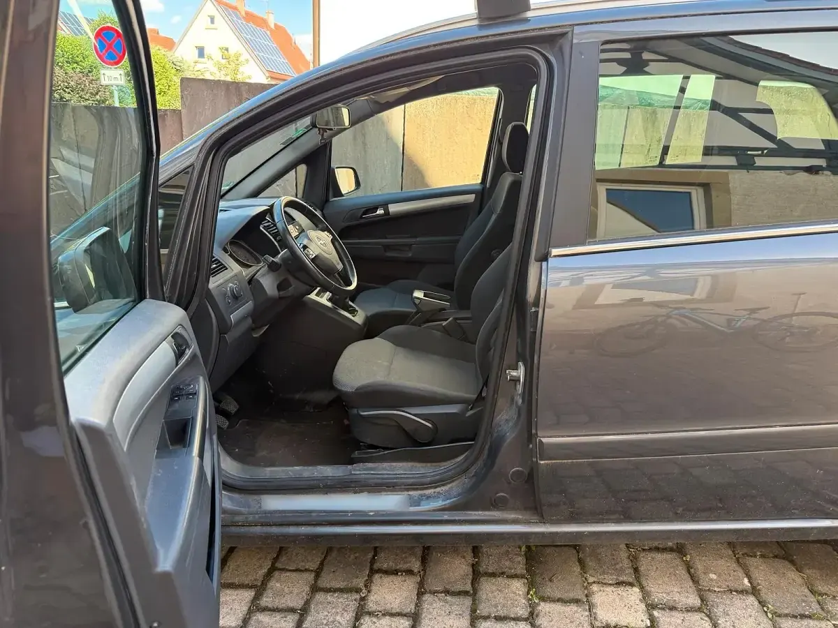 Gebraucht Opel Zafira Edition 125 PS (91 kW) 2010 Andere farben Van / Kleinbus