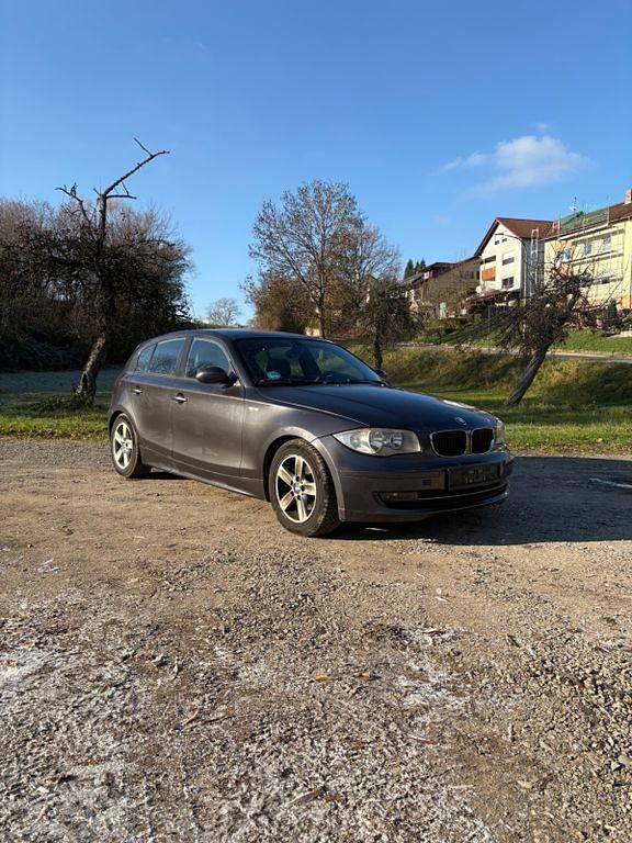 Grau Gebraucht 2004 BMW 120 Kleinwagen | 2.800 € (Fairer Preis) - Bild 1/4