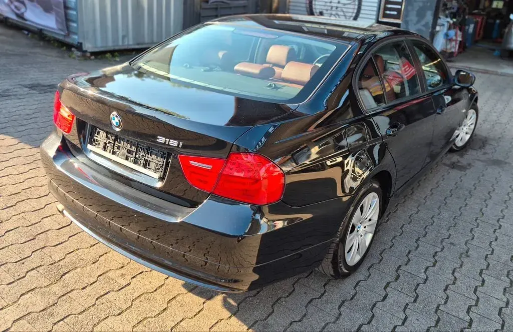 Gebraucht BMW 318 143 PS (105 kW) 2011 Saphirschwarz Limousine