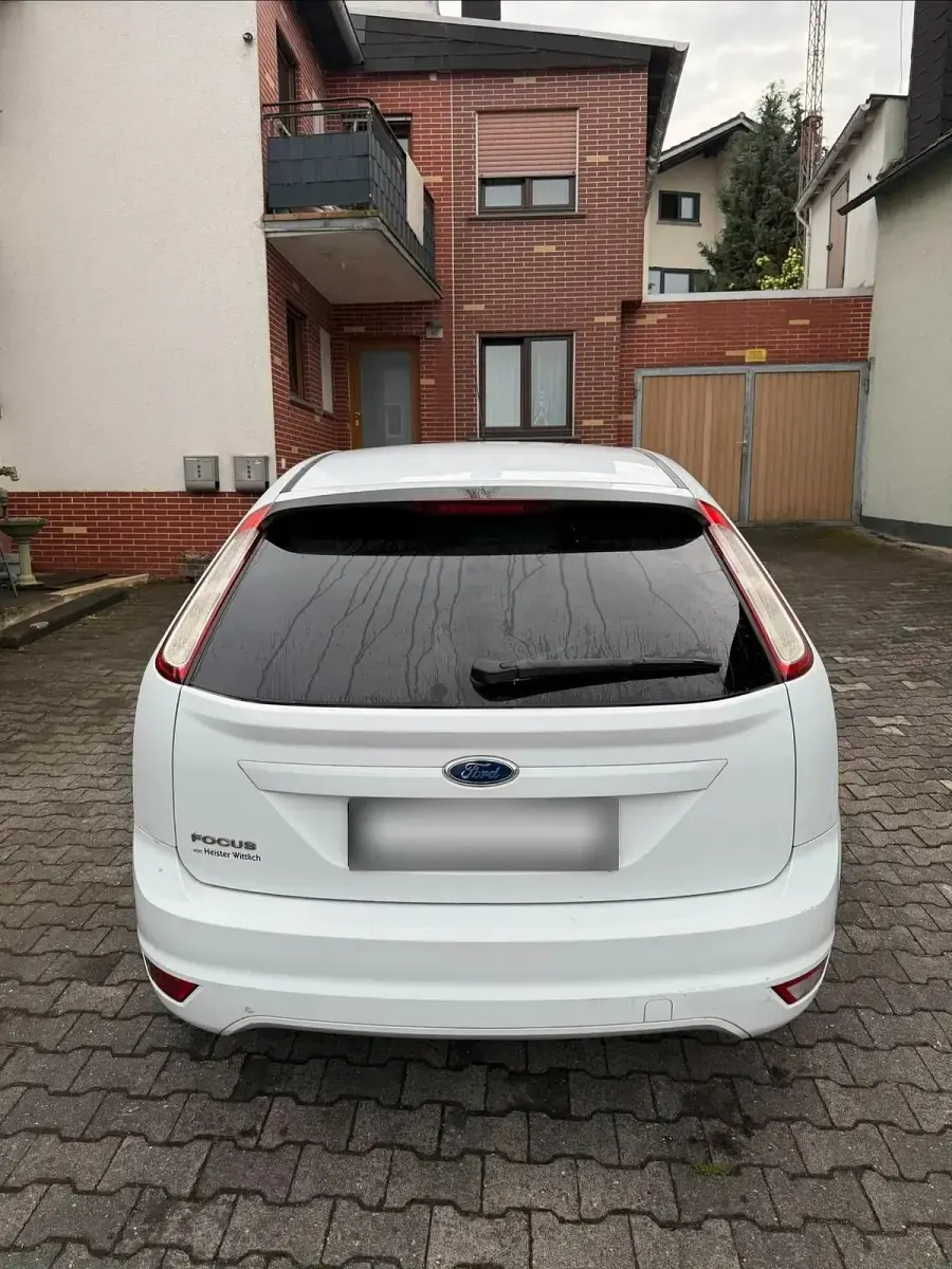 Gebraucht Ford Focus 101 PS (74 kW) 2011 Weiß Kleinwagen