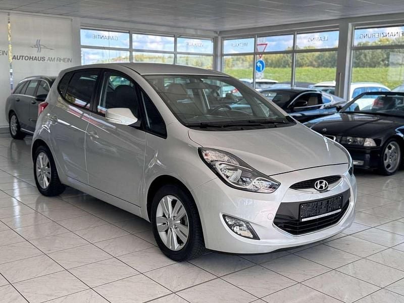 Sleek silver Gebraucht 2014 Hyundai ix20 Van / Kleinbus | 9.990 € (Fairer Preis) - Bild 1/4