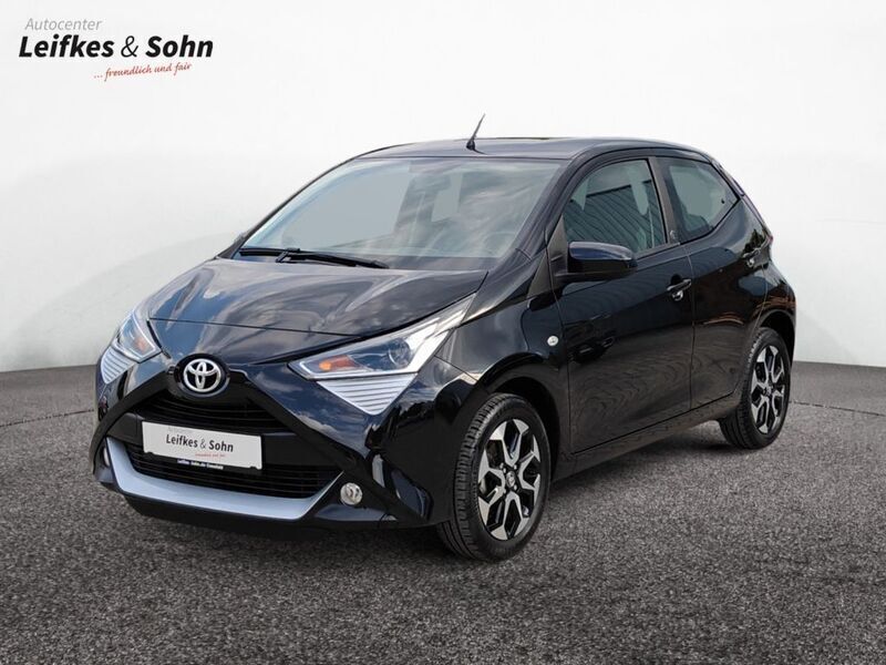 Midnightschwarz mica Gebraucht 2021 Toyota Aygo X-play Kleinwagen | 11.250 € (Fairer Preis) - Bild 1/4