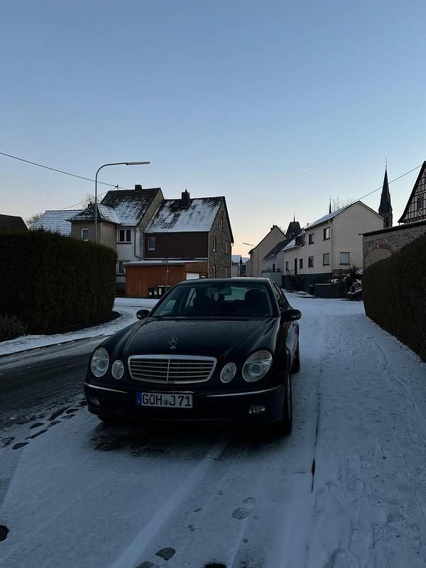 Gebraucht Mercedes E200 125 PS (91 kW) 2005 Schwarz Limousine