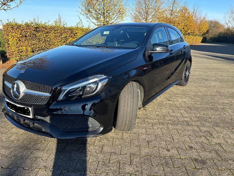 Schwarz Gebraucht 2018 Mercedes A180 Edition Limousine | 15.100 € (Fairer Preis) - Bild 1/4