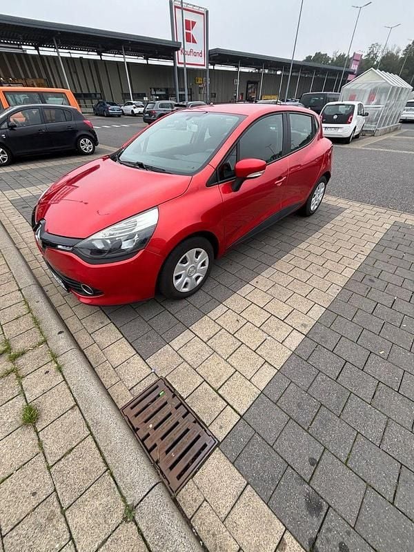 Rot Gebraucht 2013 Renault Clio IV Dynamique Limousine | 5.750 € (Guter Preis) - Bild 1/4