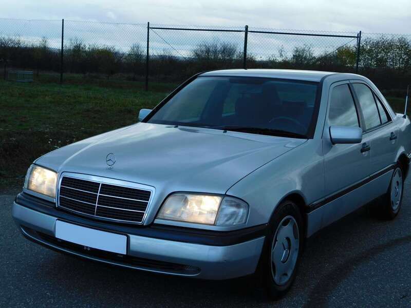 Brillantsilber Gebraucht 1993 Mercedes C220 Limousine | 6.980 € - Bild 1/4