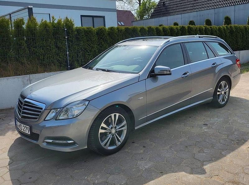 Silber Gebraucht 2012 Mercedes E300 Avantgarde Limousine | 10.900 € (Guter Preis) - Bild 1/4