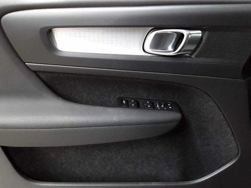 Second-hand Volvo XC40 Core 129 CP (94 kW) 2022 Negru SUV