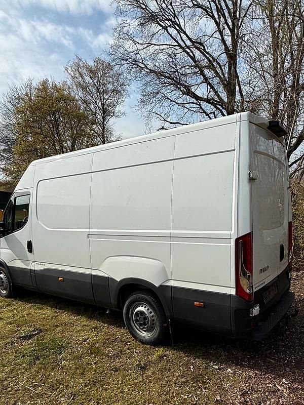 Second-hand Iveco Daily 156 CP (114 kW) 2020 Alb Monovolum