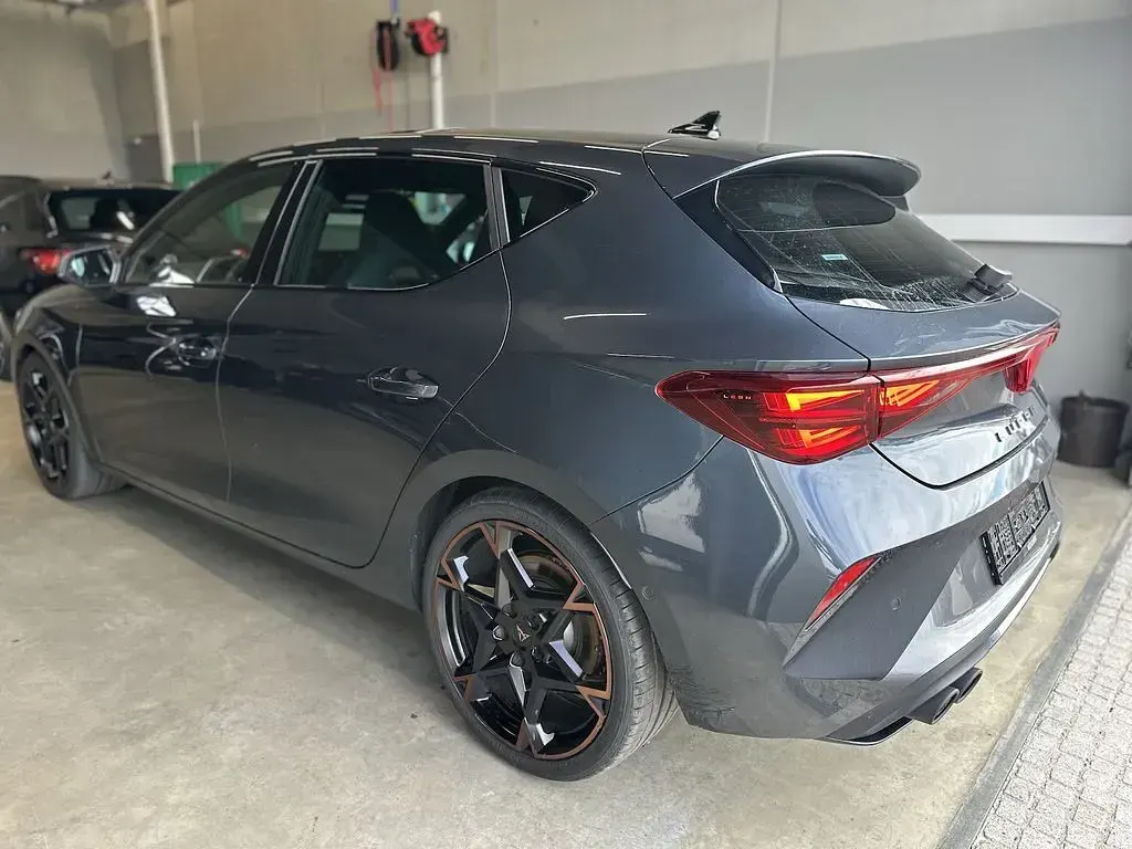 Gebraucht Cupra Leon VZ 300 PS (220 kW) 2025 Grau Limousine